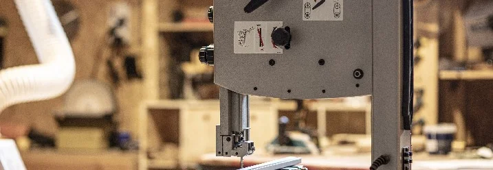 Bandsäge in einer Werkstatt